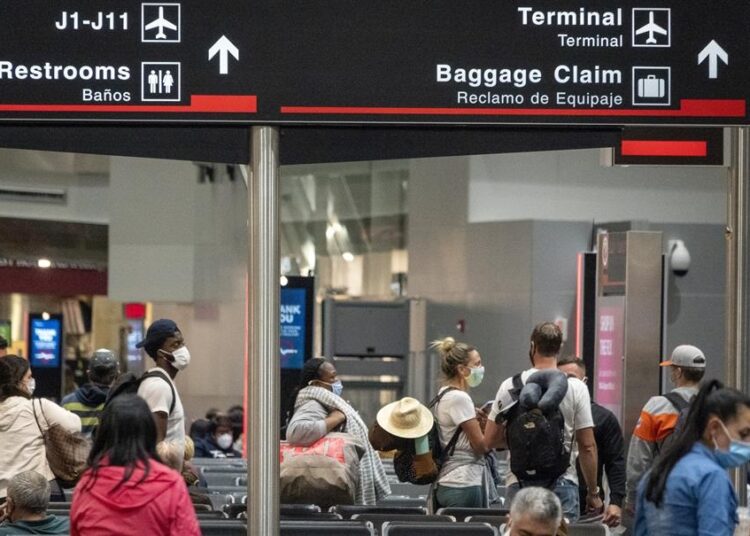 EEUU aprueba no exigir vacunación a viajeros extranjeros