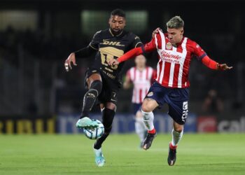 Chivas mantiene buen paso al vencer 2-1 a Pumas