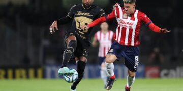 Chivas mantiene buen paso al vencer 2-1 a Pumas