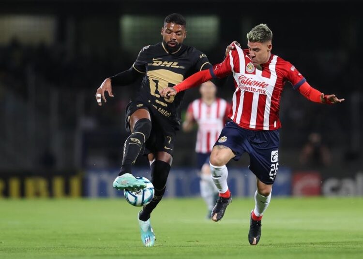 Chivas mantiene buen paso al vencer 2-1 a Pumas