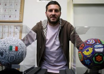 Gignac subastará balones para ayudar a infancias