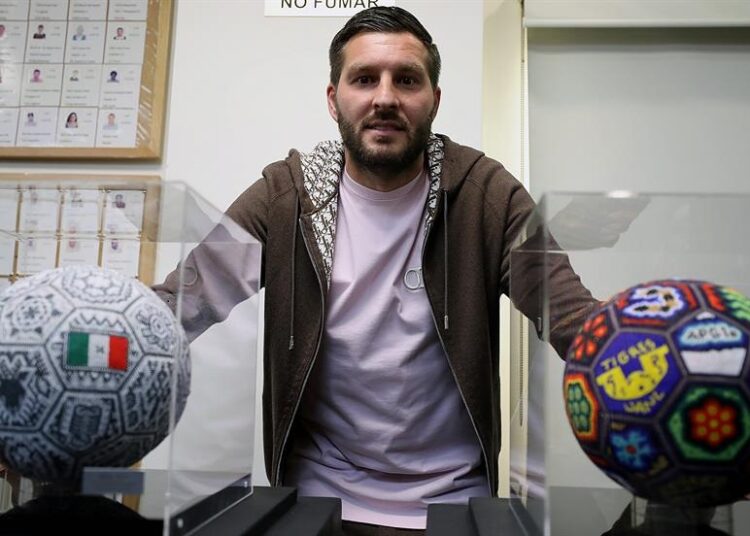 Gignac subastará balones para ayudar a infancias
