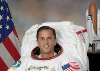 NASA nombra a hispano jefe de astronautas