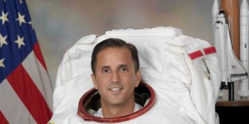 NASA nombra a hispano jefe de astronautas