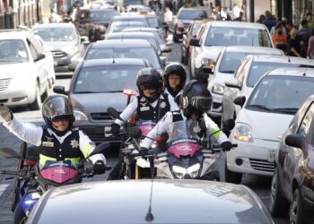 Aplicarán multas de mil 236 pesos por estacionar vehículos en doble fila