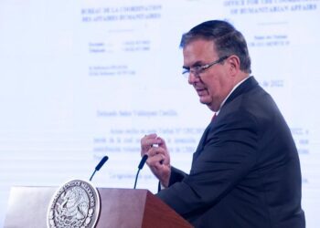 Ebrard niega que haya aceptado programa Quédate en México