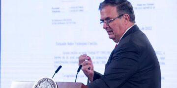 Ebrard niega que haya aceptado programa Quédate en México
