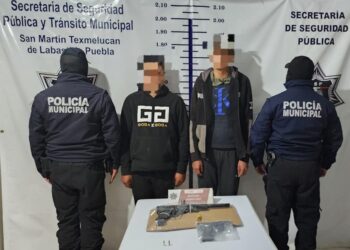 Detienen a 2 menores de edad por posesión de armas