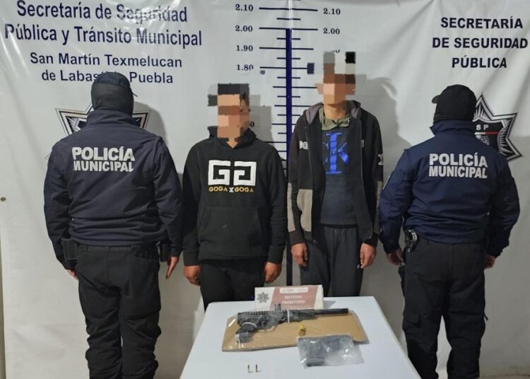 Detienen a 2 menores de edad por posesión de armas