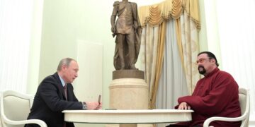 Steven Seagal recibe de Putin Orden de la Amistad