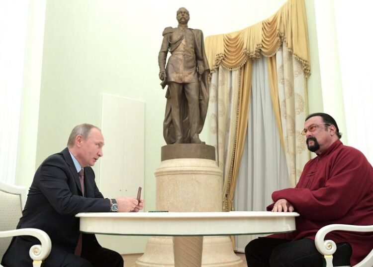 Steven Seagal recibe de Putin Orden de la Amistad