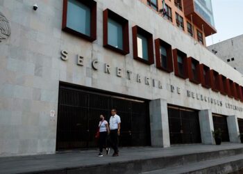 México lamenta la retirada del embajador de Perú
