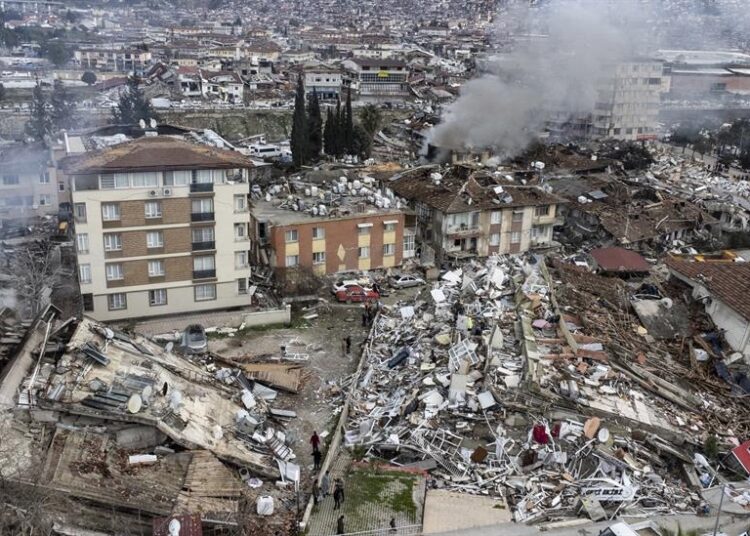 Terremotos dejan más de 5 mil 200 muertos en Siria y Turquía