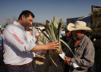 Armenta entrega 200 plantas de Maguey en la Mixteca Poblana