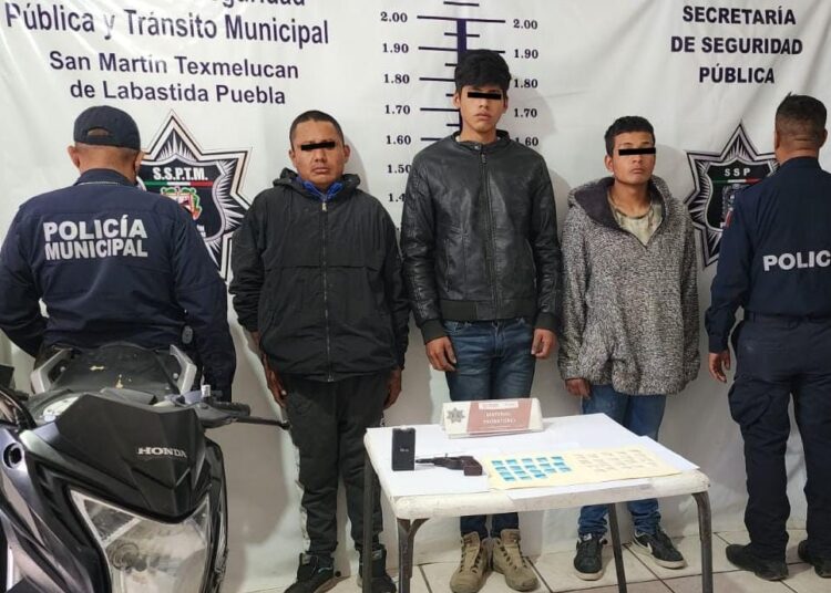 Detienen a 3 asaltantes, portaban arma de fuego y droga