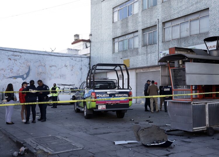 Policía y automovilista, detenidos por choque
