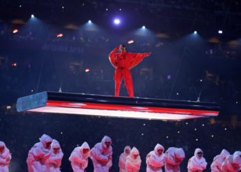 Rihanna confirma su segundo embarazo en  el Super Bowl