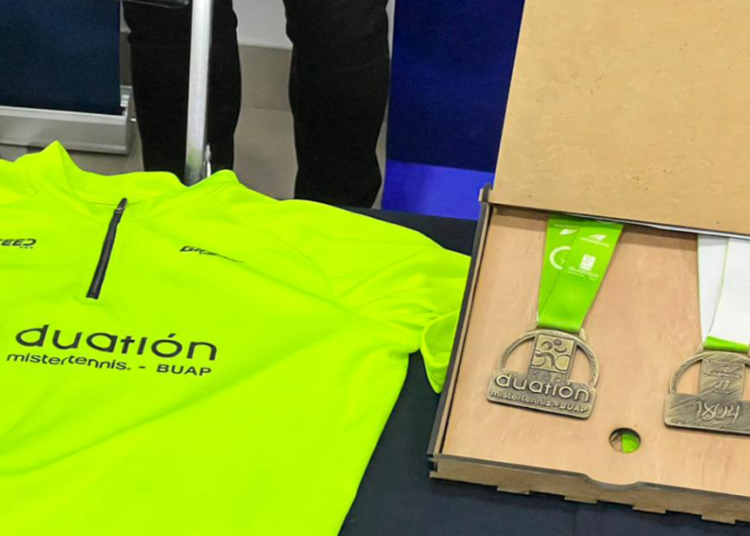 Presentan playera y medalla conmemorativa del Duatlón BUAP Mistertennis Puebla 2023