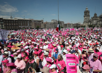 En el zócalo de CDMX se concentran miles por marcha en defensa del INE