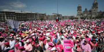 En el zócalo de CDMX se concentran miles por marcha en defensa del INE