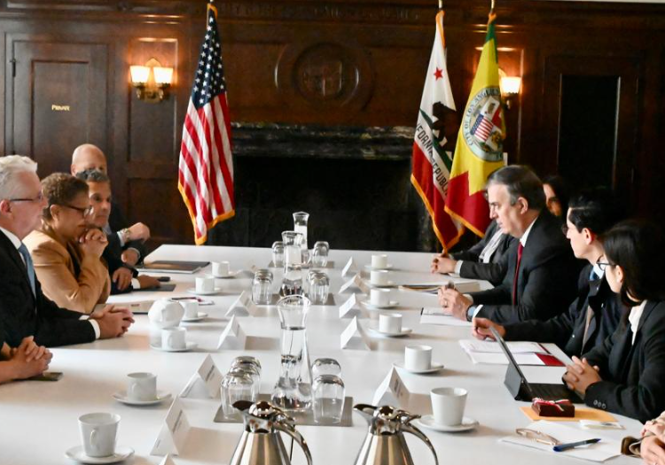 Ebrard y la alcaldesa de LA se reúnen con 50 alcaldes de 22 estados de la República