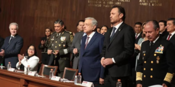 Falta de protocolo y discursos