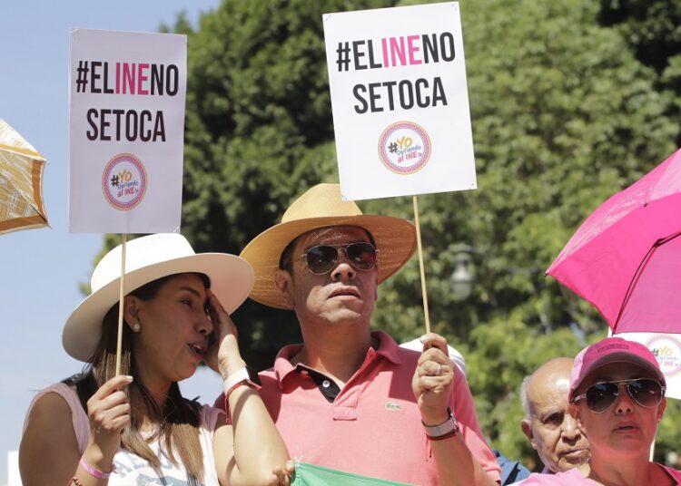Cientos se suman a concentración a favor del INE