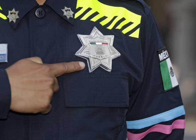 Vigilarán que expolicías no se queden con identificaciones oficiales
