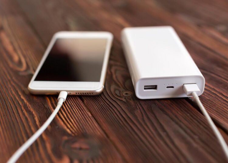 Piden que celulares no se vendan sin cargador