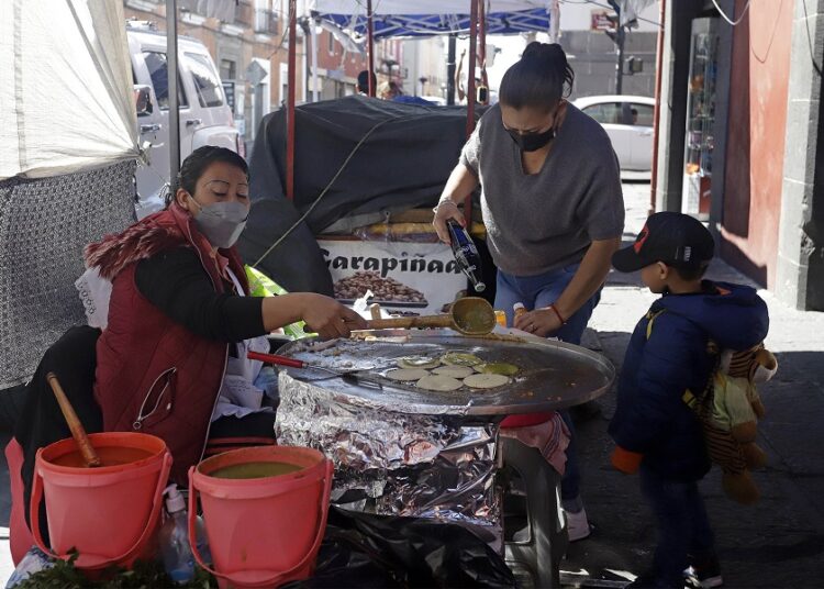 Autorizan colocación de informales en templos por La Candelaria