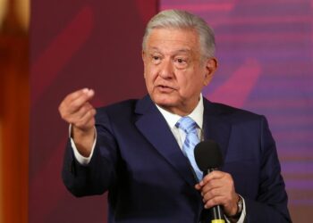 AMLO niega persecución política contra Calderón