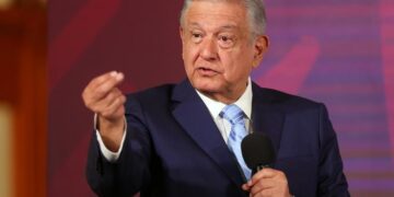 AMLO niega persecución política contra Calderón