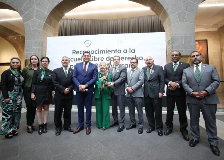 Armenta reconoce labor de Libre de Derecho