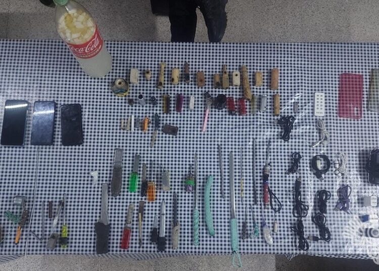 Aseguran más de mil artículos en centros penitenciarios