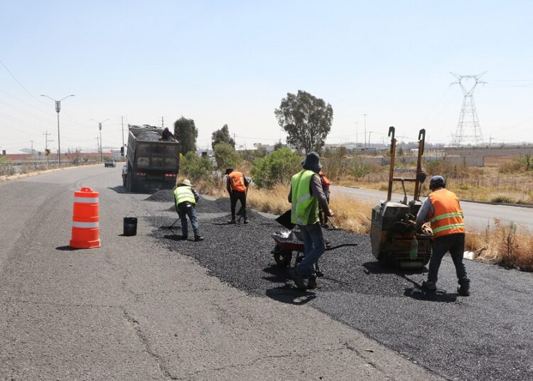 Gobierno estatal realiza bacheo y renivelaciones en carreteras