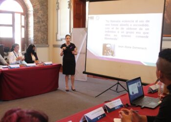 Capacitan a funcionarios contra violencia política de género