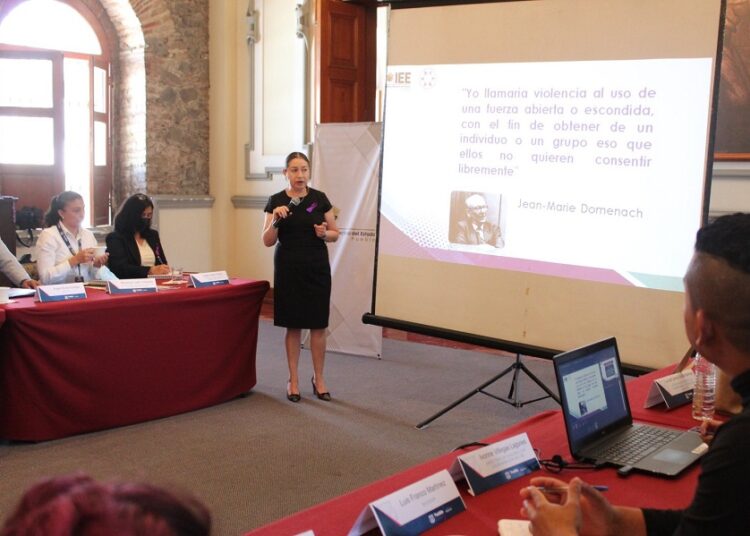 Capacitan a funcionarios contra violencia política de género