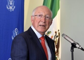 Propone Ken Salazar redoblar esfuerzos para mejorar condiciones de la mujer en EE.UU. y México