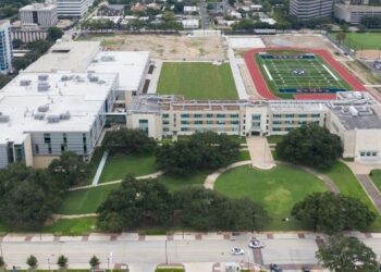 Tiroteo en escuela preparatoria de Texas deja 2 heridos