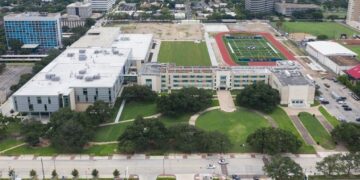 Tiroteo en escuela preparatoria de Texas deja 2 heridos