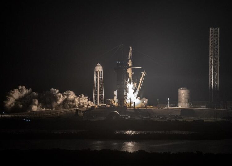 NASA envía nueva misión tripulada a EEI en nave de SpaceX