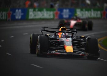 Verstappen y Alonso lideran los entrenamientos de Melbourne