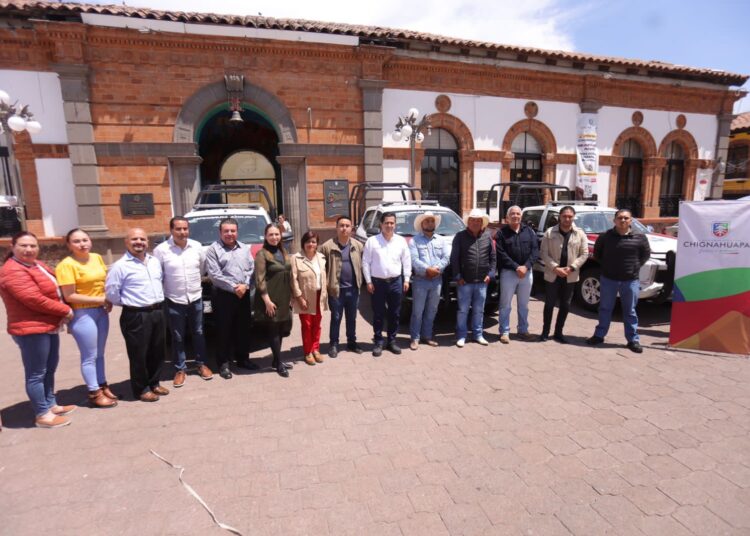 Lorenzo Rivera entrega patrullas a Juntas Auxiliares y convoca a reclutamiento