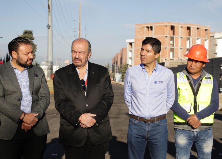Eduardo Rivera inaugura calle en Bosques de San Sebastián