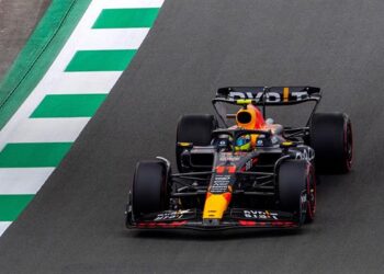 Checo repite la ‘pole’ de 2022 en Arabia