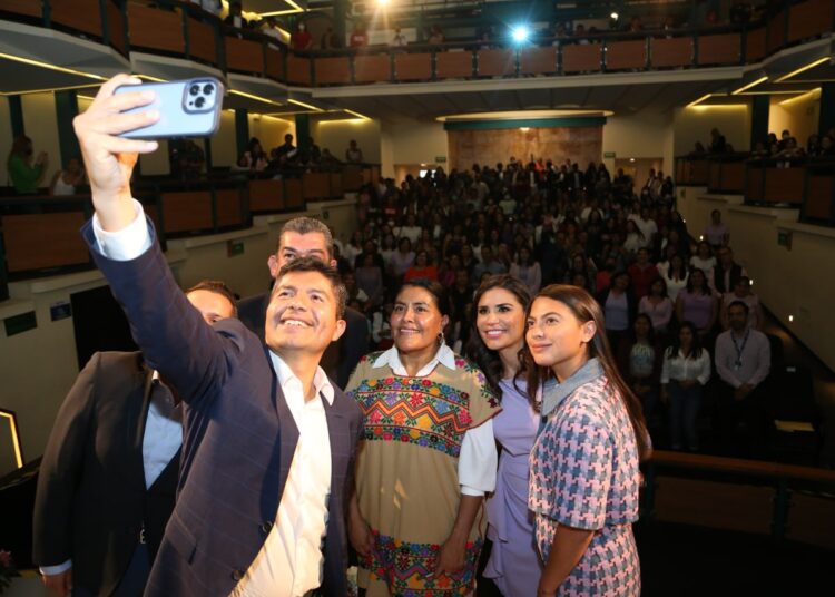 Eufrosina Cruz presenta ‘Los sueños de la Niña de la Montaña’