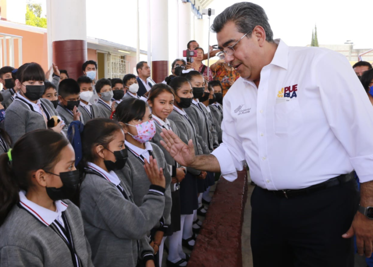 Salomón Céspedes entrega escuelas rehabilitadas en Atlixco