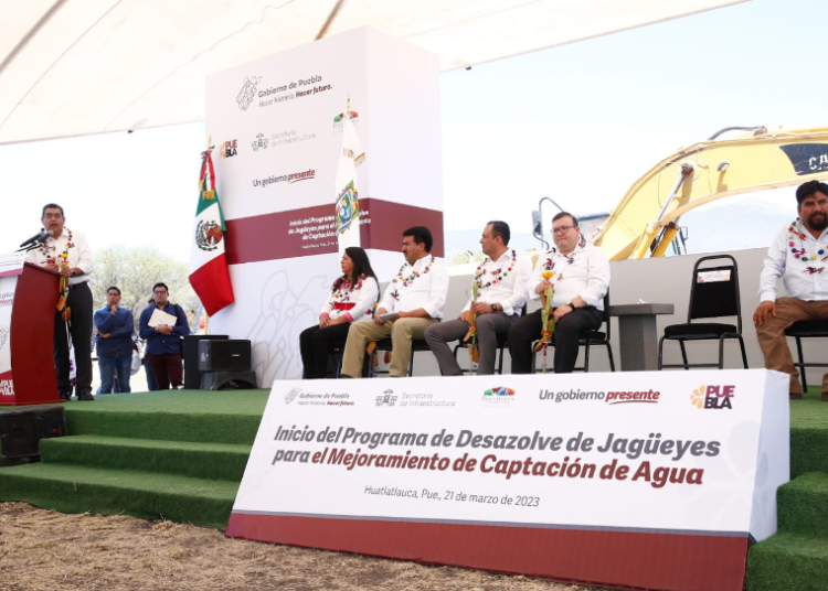 En Huatlatlauca, gobernador inicia el Programa de Desazolve de Jagüeyes