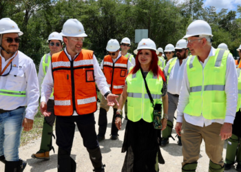 Así fue la visita de Ken Salazar a planta solar La Pimienta