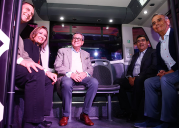 Céspedes acompañó a Lorena Cuéllar, a la presentación del proyecto Autotrén